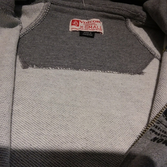 - ⬇️Volcom french terry lined short sleeve hoodie - Picture 5 of 10